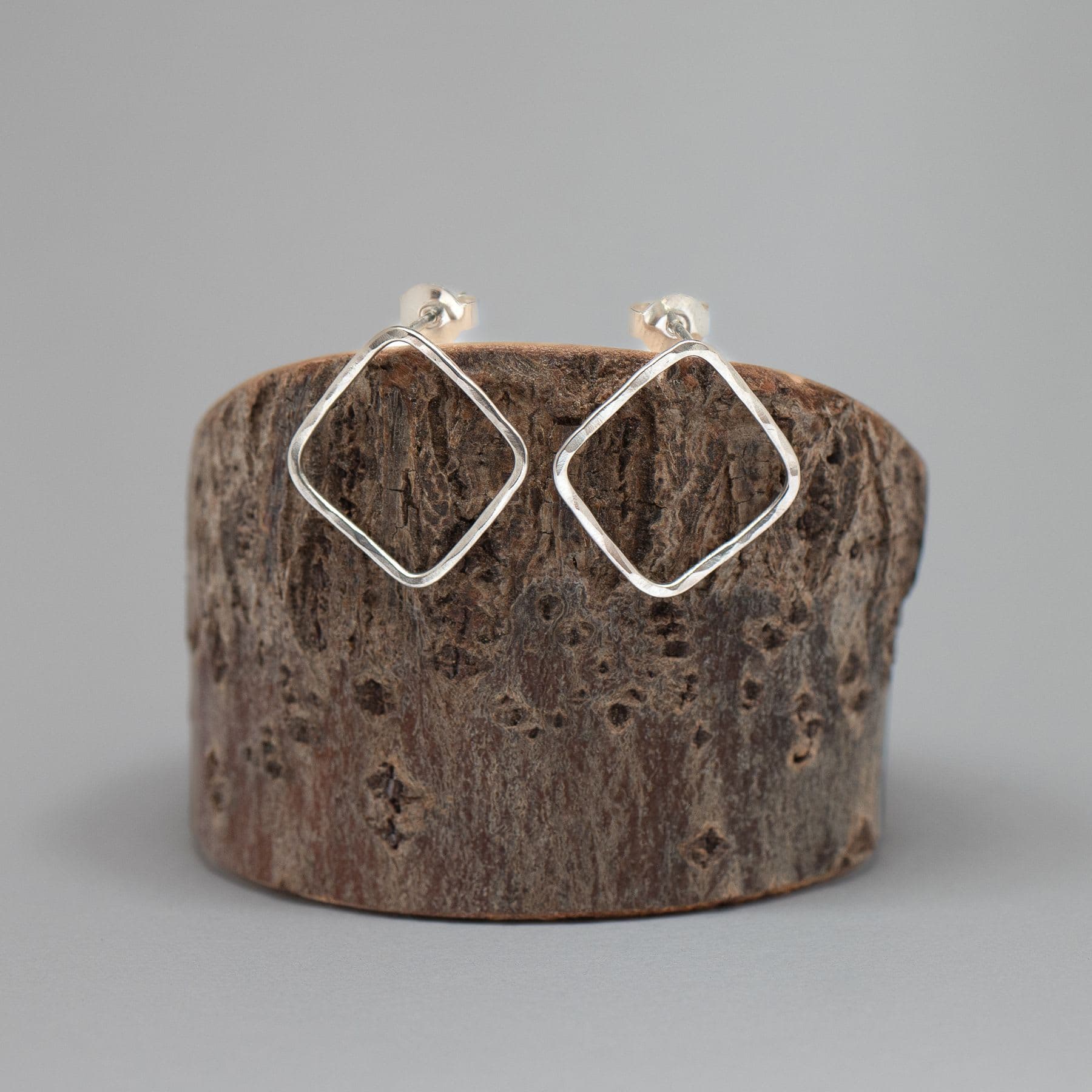 Vierkante oobellen met structuur