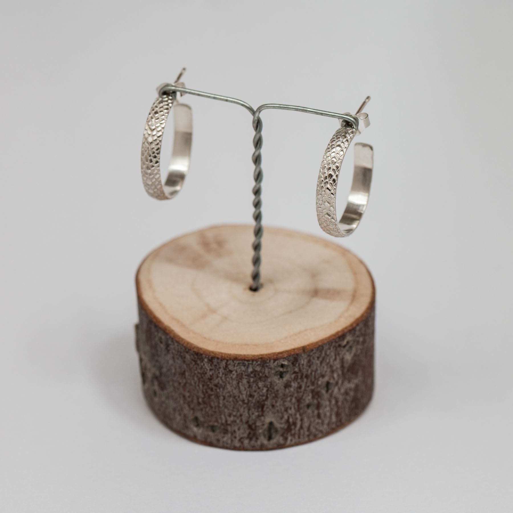 Open cirkel oorbellen met slangendraad